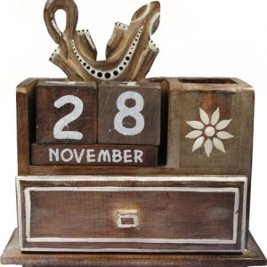 Hand Carved Wooden Gecko Desk Tidy with Calendar